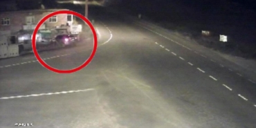 Direksiyon hakimiyetini kaybetti otomobiyle bahçeye uçtu