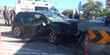 Otoyol gişelerinde beton duvara çarpan otomobilin sürücüsü öldü, eşi yaralı