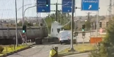 Edirne'de kırmızı ışıkta durmayan TIR minibüse çarptı: Korkunç kaza kamerada...