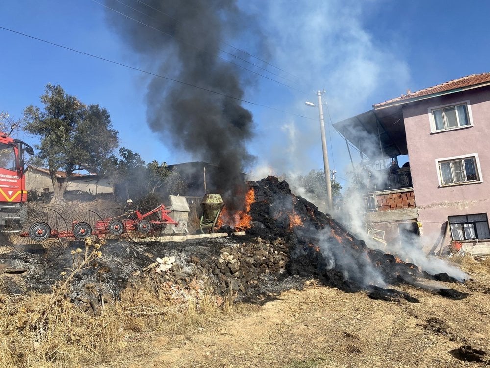 Kulada Saman Yangini Itfaiye Zor Anlar Yasadi Kula’da saman yangını yürekleri ağza getirdi!