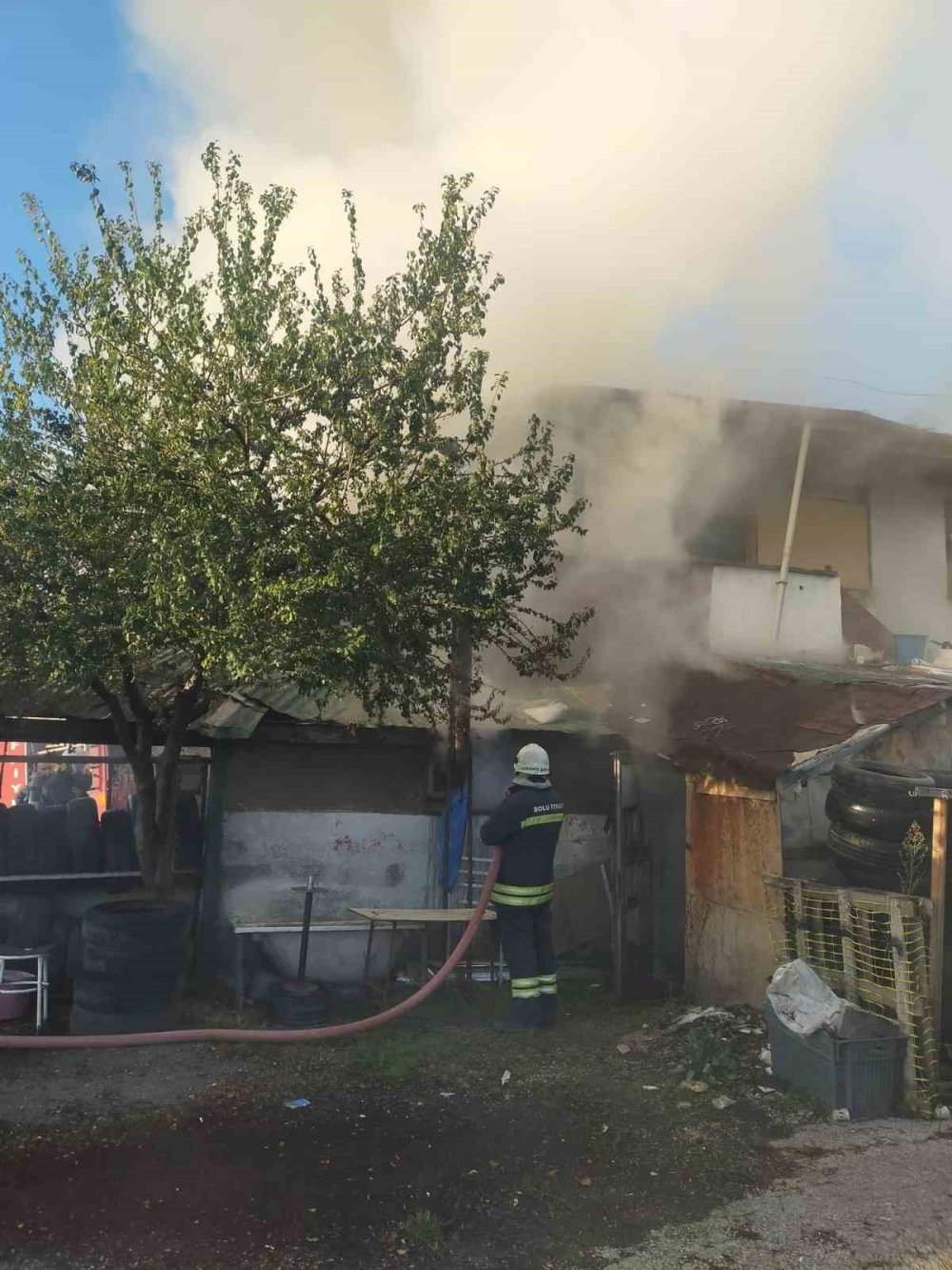 Lastikcide Korkutan Yangin Dumanlar Sardi Lastikçide çıkan yangın korkuttu! Dumanlar tüm binayı sardı