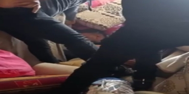 Polisi görünce saklandığı kanepenin altında yakalandı