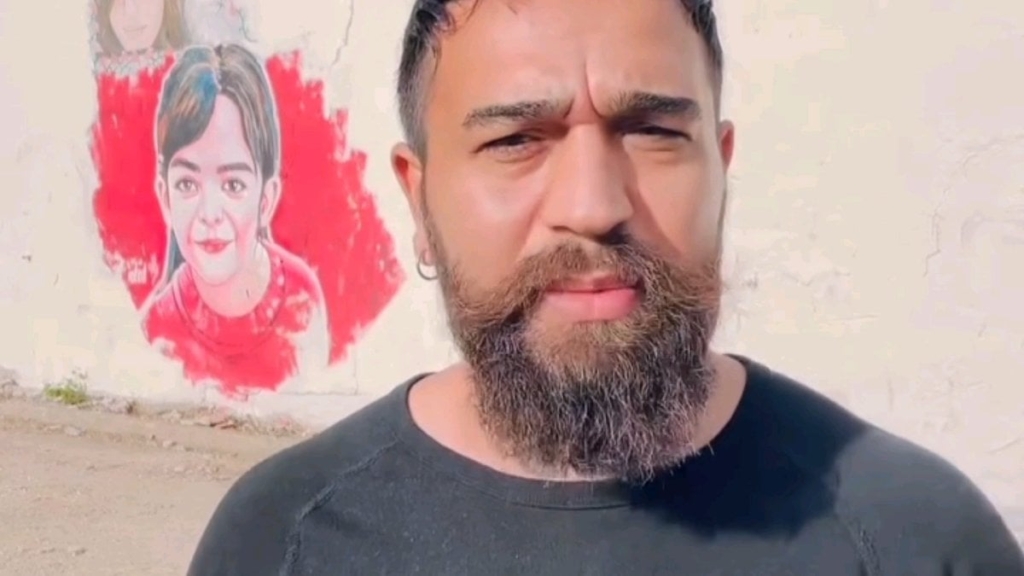 Azerbaycanlı sanatçı duvara “Başka cinayet olmasın
