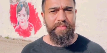 Azerbaycanlı sanatçı duvara “Başka cinayet olmasın" yazdı