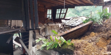 Asırlık ahşap ev heyelana yenik düştü