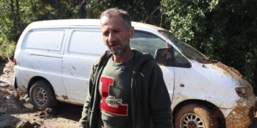 Rize'yi sel vurdu. 3. kattan atladı