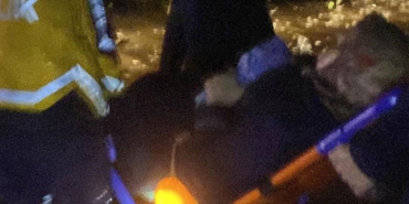 Hasta kadın sedye ile dereden geçirilerek hastaneye ulaştırıldı