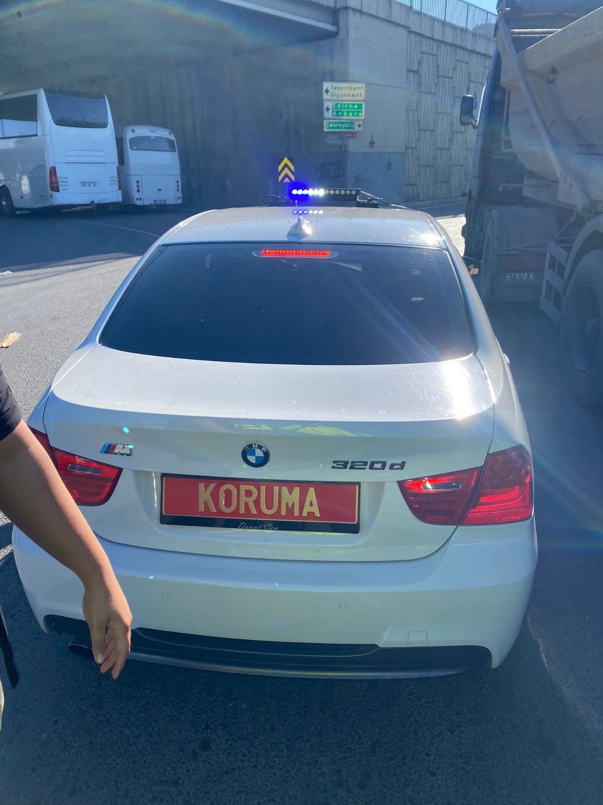 Sahte Polis Kartiyla Cakarli Aracta Yakaladi Görüntü 1