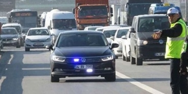 Çakarlı araç kullanıp kendini polis olarak tanıtan şüpheli gözaltında