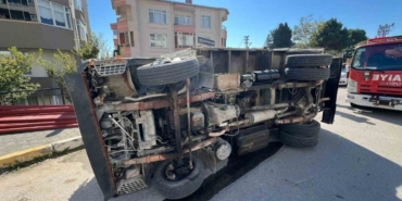 Sinop’ta virajı alamayan kamyonet devrildi