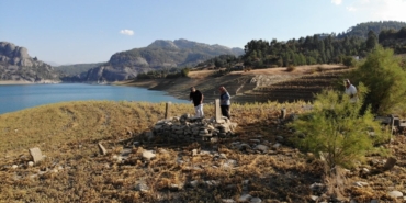 Sular çekildi ortaya çıktı. Vatandaş akın etti