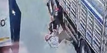 TIR'ların arasında sıkıştı