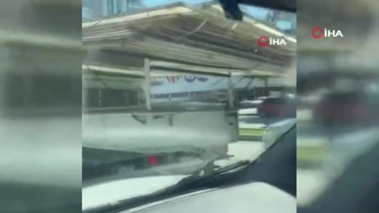Kamyonet Yüklü Özelliğiyle Trafiği Tehdit Ediyor