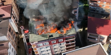 Tamir sırasında tutuşan çatı alev alev yandı