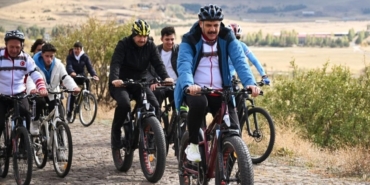 Vali Çiftçi gençlerle pedal çevirdi