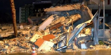 Bina yıkımında molozlar sokağı kapattı