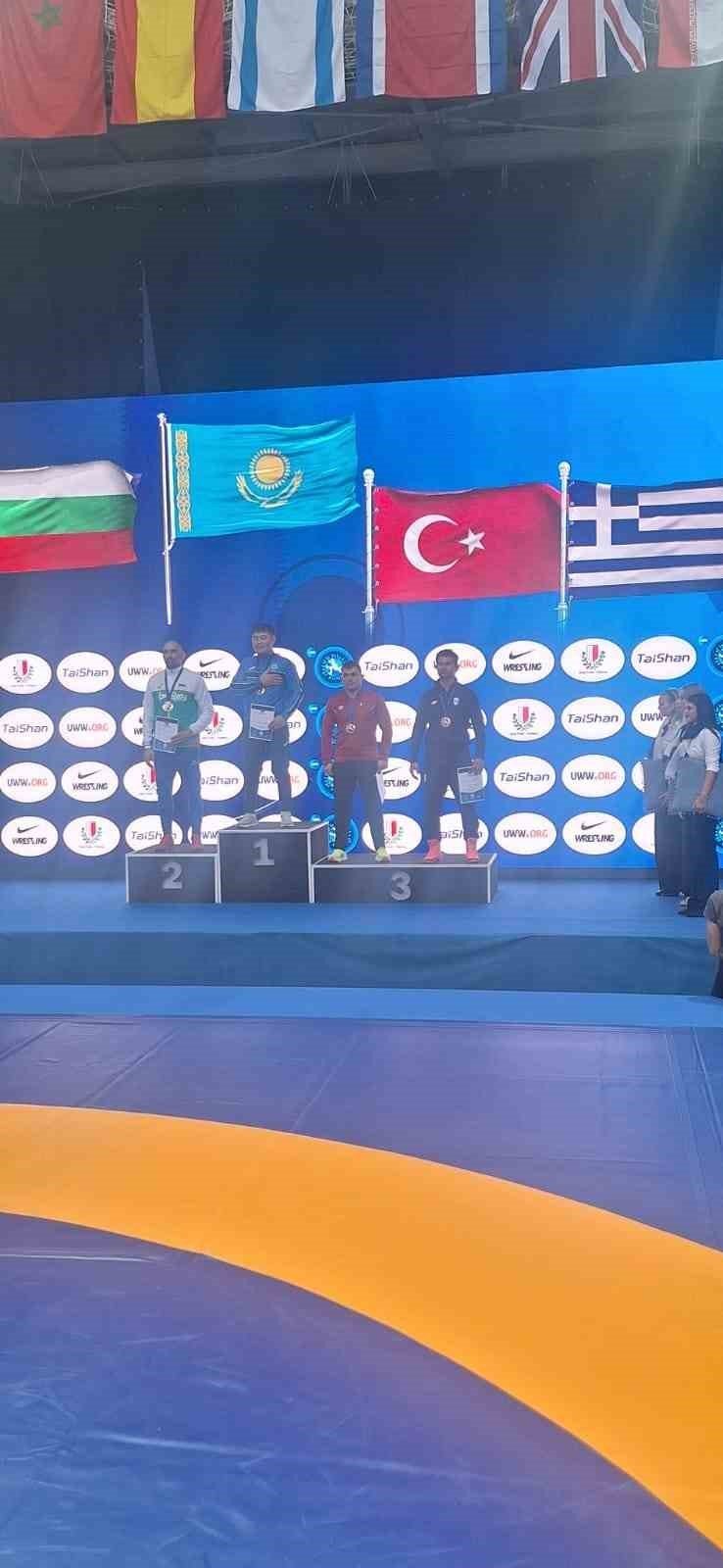 1730657345 79 Kirik Kaburgayla Sampiyonaya Damga Vuran Guresci