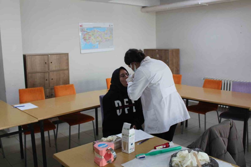 1730726133 457 Duzcede Ogrencilere Agiz ve Dis Taramasi Yapildi Düzce’de okullarda ağız ve diş sağlığı taraması yapıldı