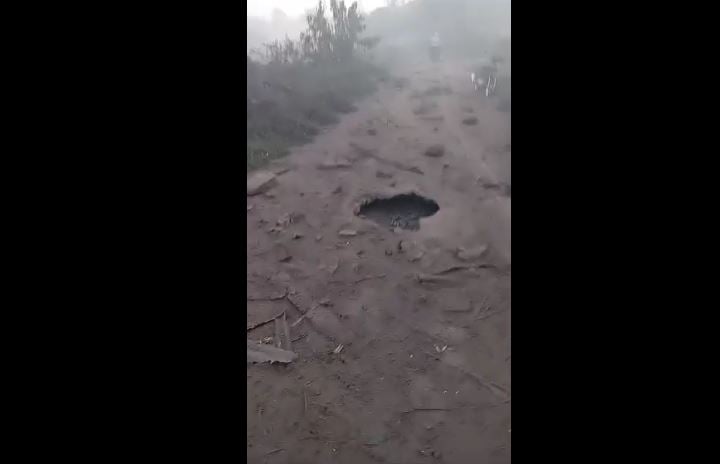 Yanardağdan yükselen lavlar