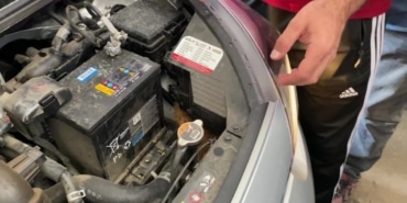 Araç motoruna sıkışan yavru kediyi esnaf sahiplendi