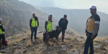 Uçurumda mahsur kalan keçi 2 saatte kurtarıldı