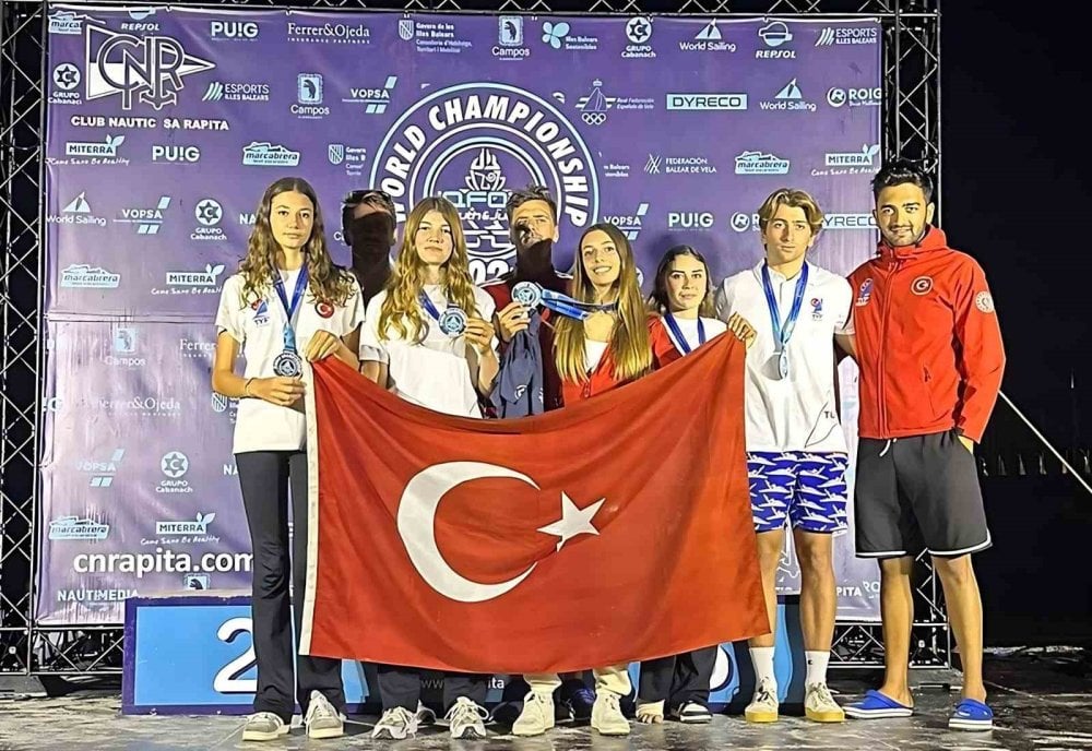 İzmirli milli sörfçüler uluslararası şampiyonalardan ödülle döndü