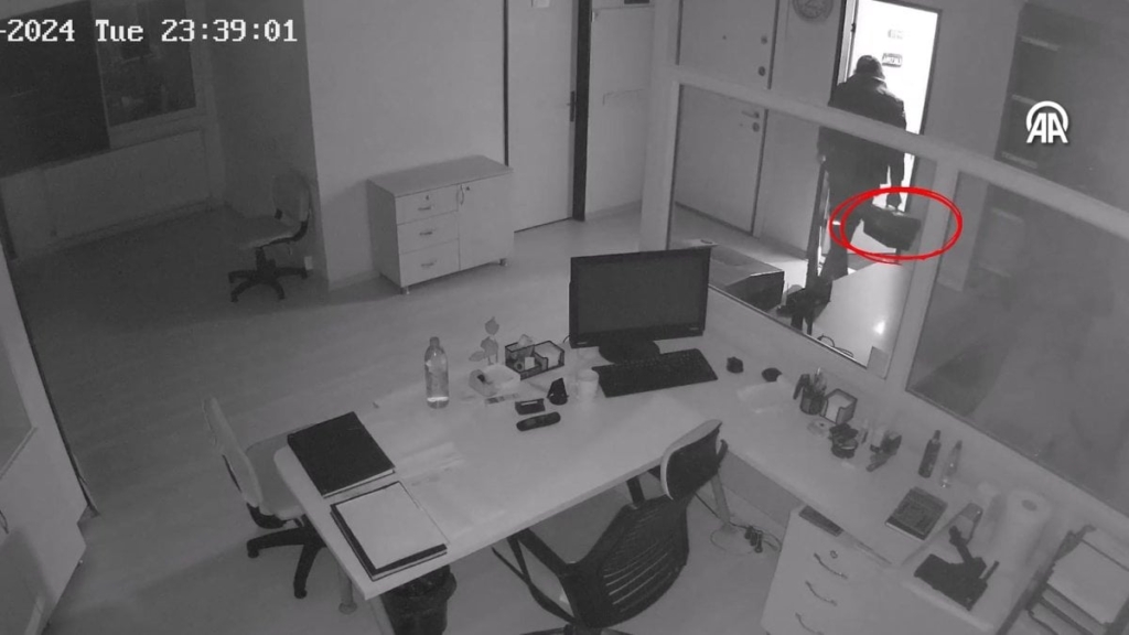 Önce güvenlik kamerasına sonra polise yakalandı