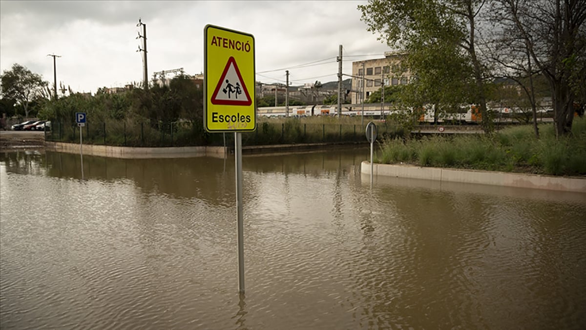 1731583845 287 Ispanyada Sel Alarmi Kirmizi Uyarilar Geldi Kırmızı alarm