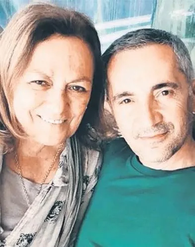 1731944917 610 Sukru ve Husniye Avsar 43 Yilin Ardindan Bosandi 0x0-43-yillik-evlilik-10-dakikada-bitti-unlu-yapimci-sukru-avsar-ve-esi-husniye-avsar-bosandi-1731641719957.webp