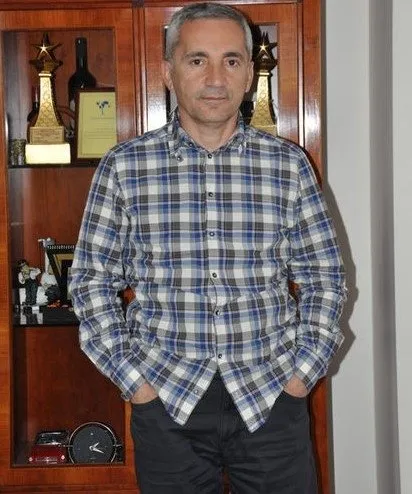 1731944918 606 Sukru ve Husniye Avsar 43 Yilin Ardindan Bosandi 0x0-43-yillik-evlilik-10-dakikada-bitti-unlu-yapimci-sukru-avsar-ve-esi-husniye-avsar-bosandi-1731641720595.webp