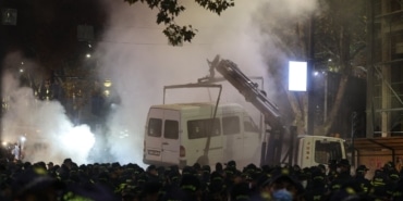 Gürcistan'da cadde kapatan eylemcilere polis müdahale etti