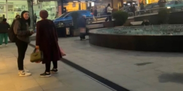 Ulu orta süs havuzuna tuvaletini yaptı