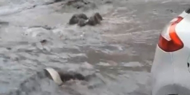 Fatih’te sağanak yağış zor anlar yaşattı! Bayrampaşa’da rögar taştı