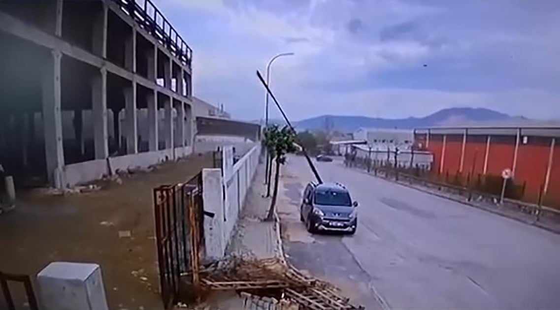 1732238747 702 Bursada Firtina Insaat Catidan Araca Dustu Çöp Konteynerleri Hasar Verdi