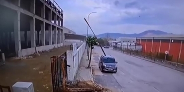 Fırtınanın uçurduğu çelik araca saplandı