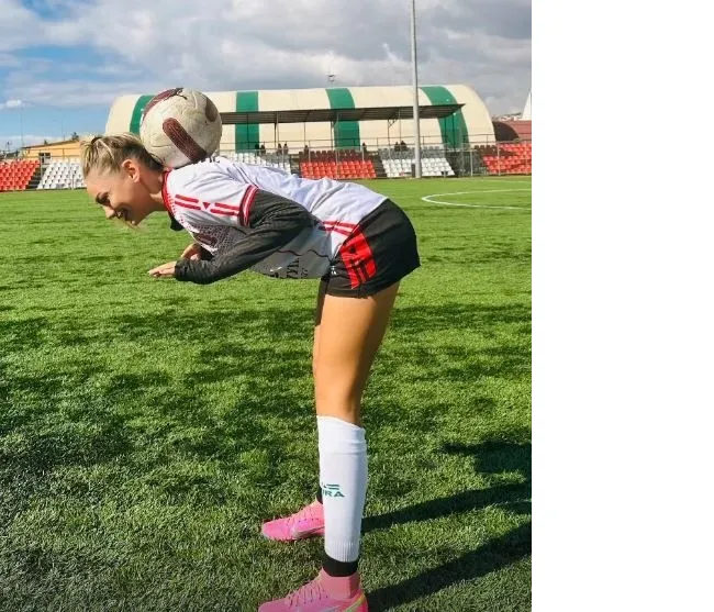 1732290574 101 Futbola Asik Guzel Kralice Nevide Cicek.webp 4-quoz.webp