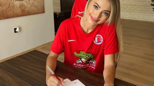 1732290574 541 Futbola Asik Guzel Kralice Nevide Cicek.webp nevide-cicek-imzayi-atti-5pmp.webp