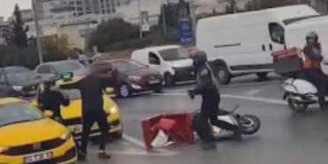 Kuryeye demir çubukla saldırdı