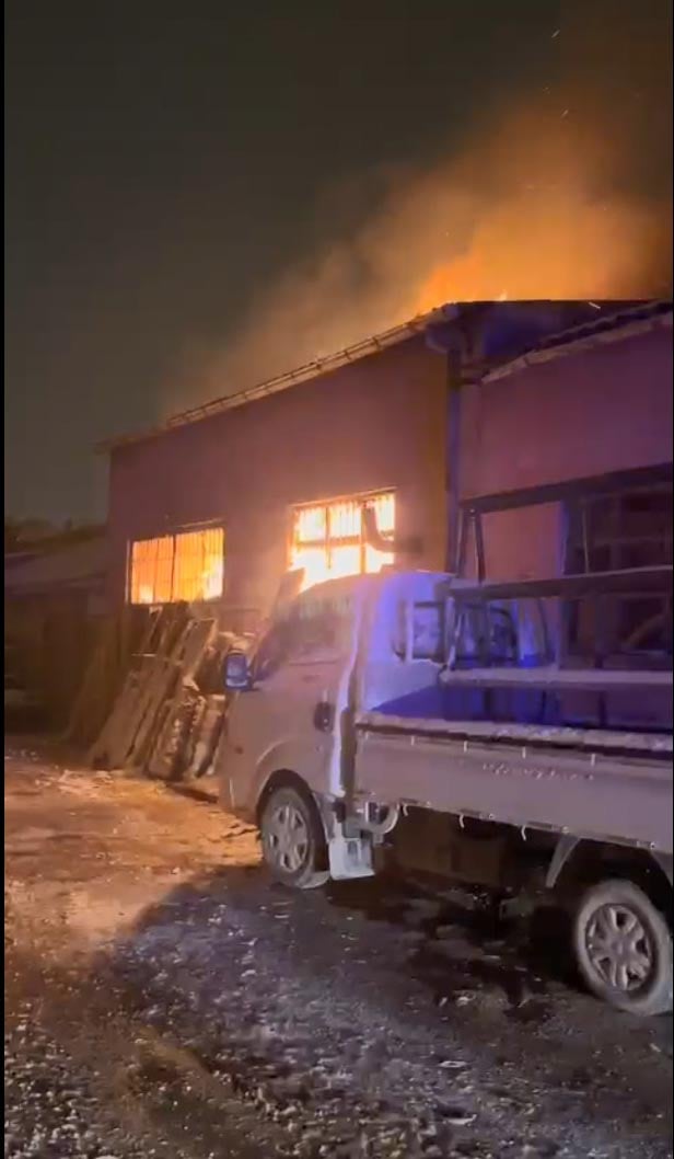 1732442910 580 Eskisehirde Mobilya Atolyesinde Yangin Cikti Müdahale sırasında çekilen bir kare