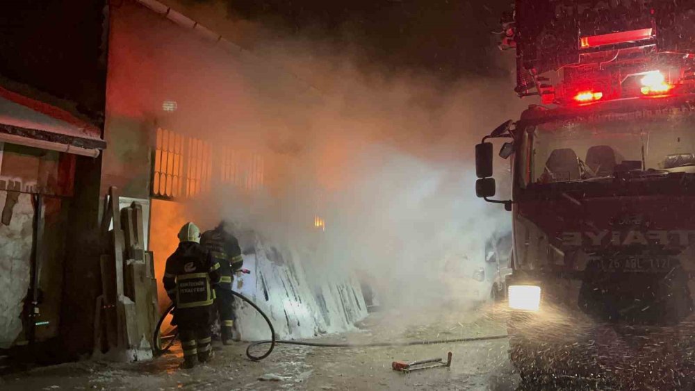 1732442911 645 Eskisehirde Mobilya Atolyesinde Yangin Cikti Ekiplerin çalışmaları