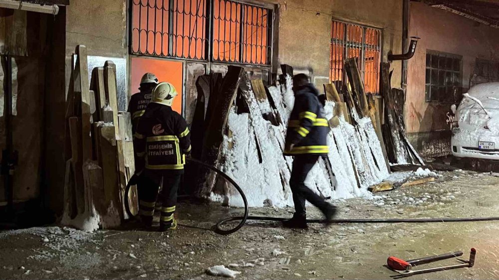 1732442911 681 Eskisehirde Mobilya Atolyesinde Yangin Cikti Atölye yangın sonrası