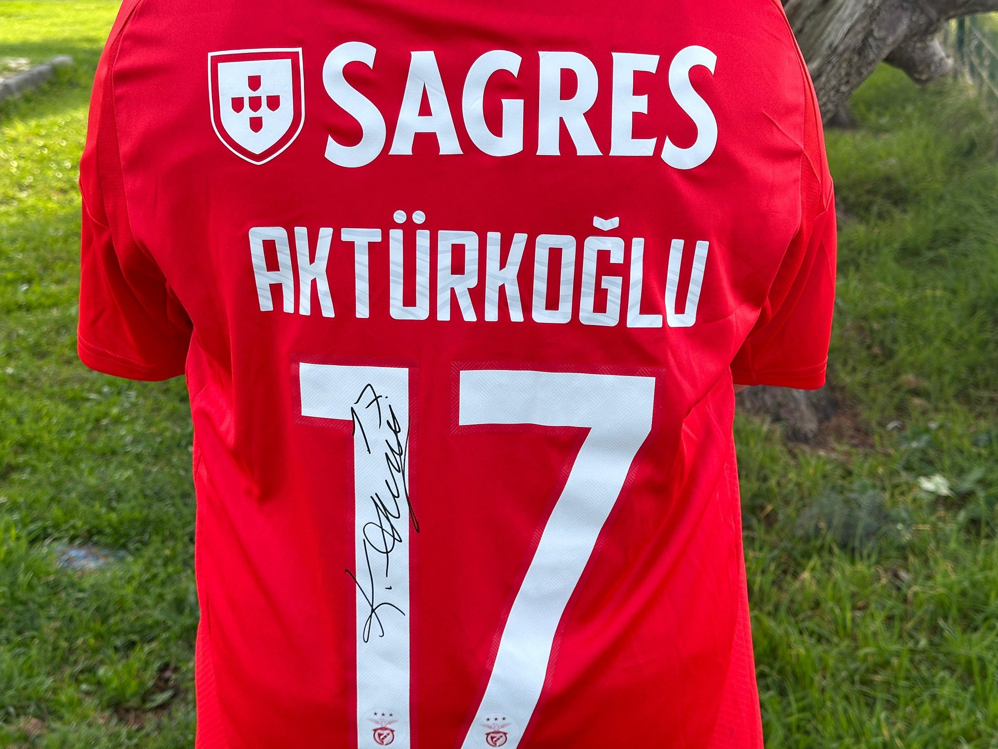 1732467107 507 Keremden Ruzgara Duygu Dolu Forma Jest kerem-akturkoglunun-gonderdigi-imzali-b-434504-128262.jpg