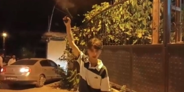 Çocuklar kurusıkı tabancayla sokak ortasında birbirine ateş etti