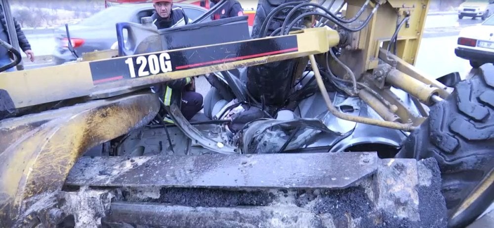 1732503486 131 Otomobil is makinesinin altina girdi 1 olu Otomobil, iş makinesinin altına girdi: Bir kişi hayatını kaybetti