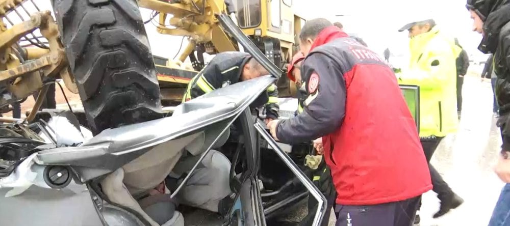 1732503486 67 Otomobil is makinesinin altina girdi 1 olu Otomobil, iş makinesinin altına girdi: Bir kişi hayatını kaybetti