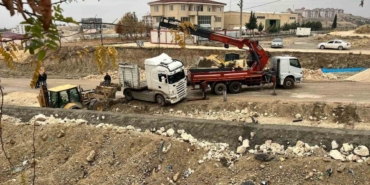 Yoldan çıkan tır trafiği kapattı