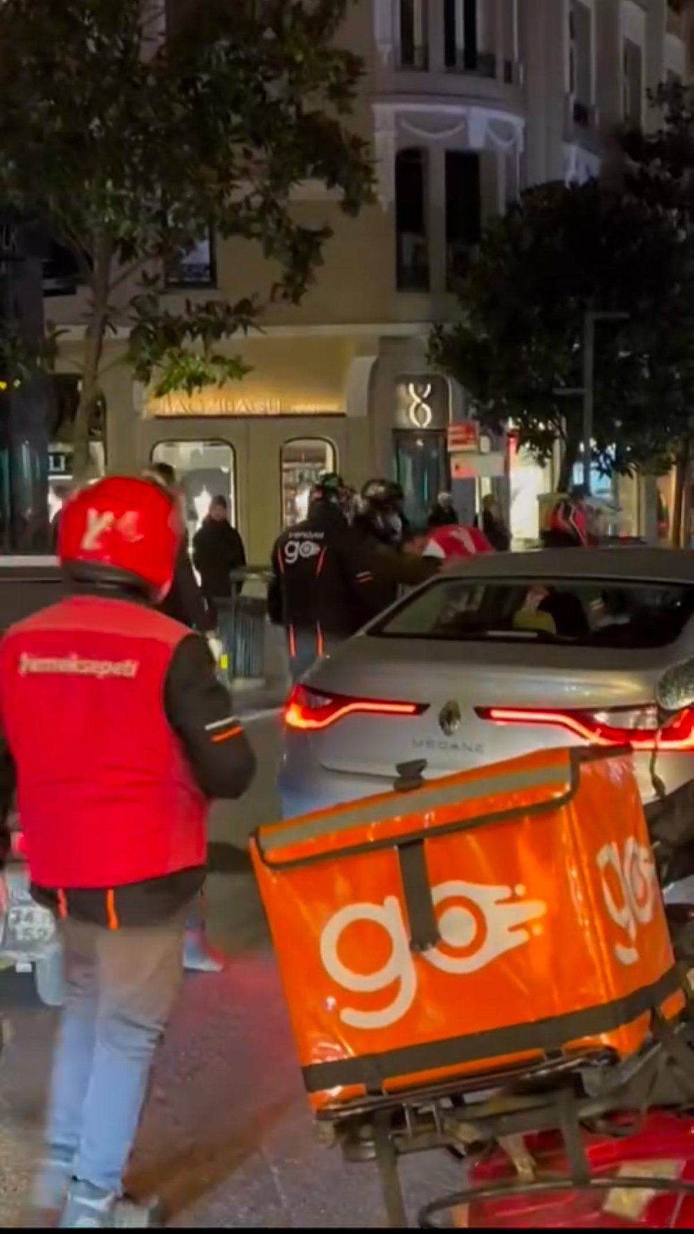 1732622600 451 Motosikletli Kurye Arkadaslariyla Saldirdi Olayın ardından çekilen görüntüler