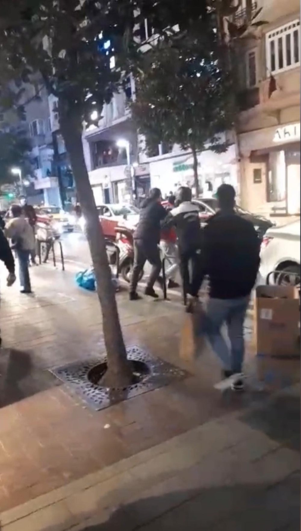 1732622601 251 Motosikletli Kurye Arkadaslariyla Saldirdi Olayın sonrasında çekilen görüntü