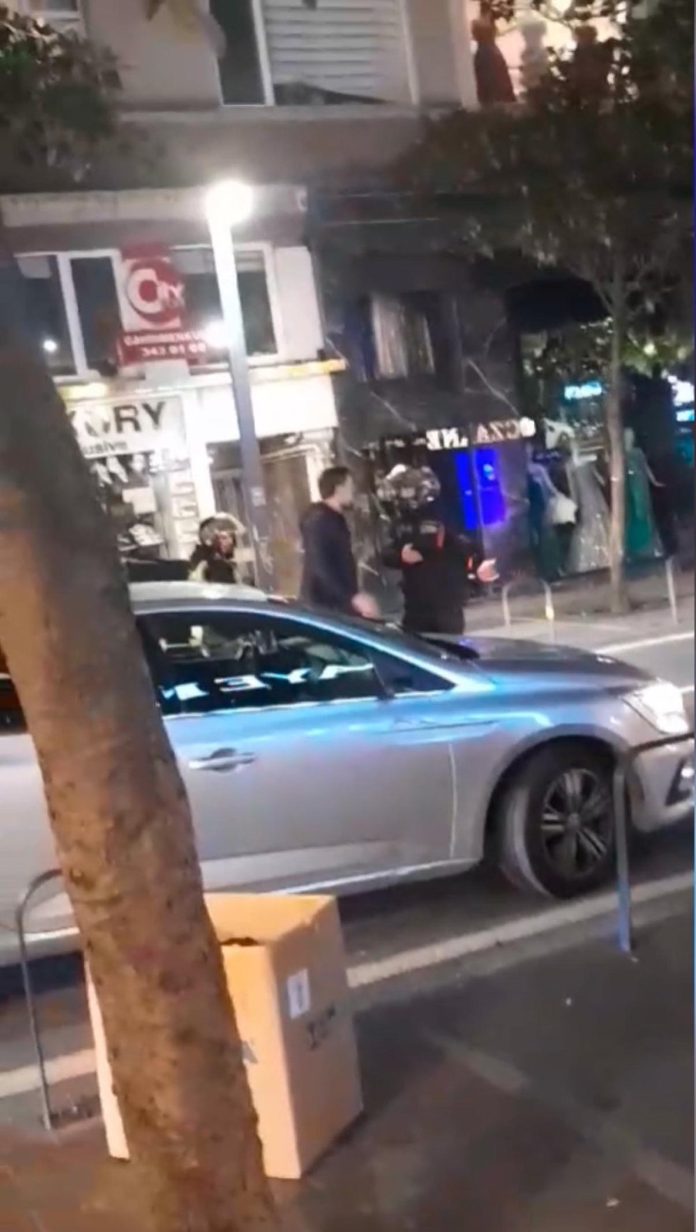 1732622601 796 Motosikletli Kurye Arkadaslariyla Saldirdi Kuryelerin otomobili hasar verme anları