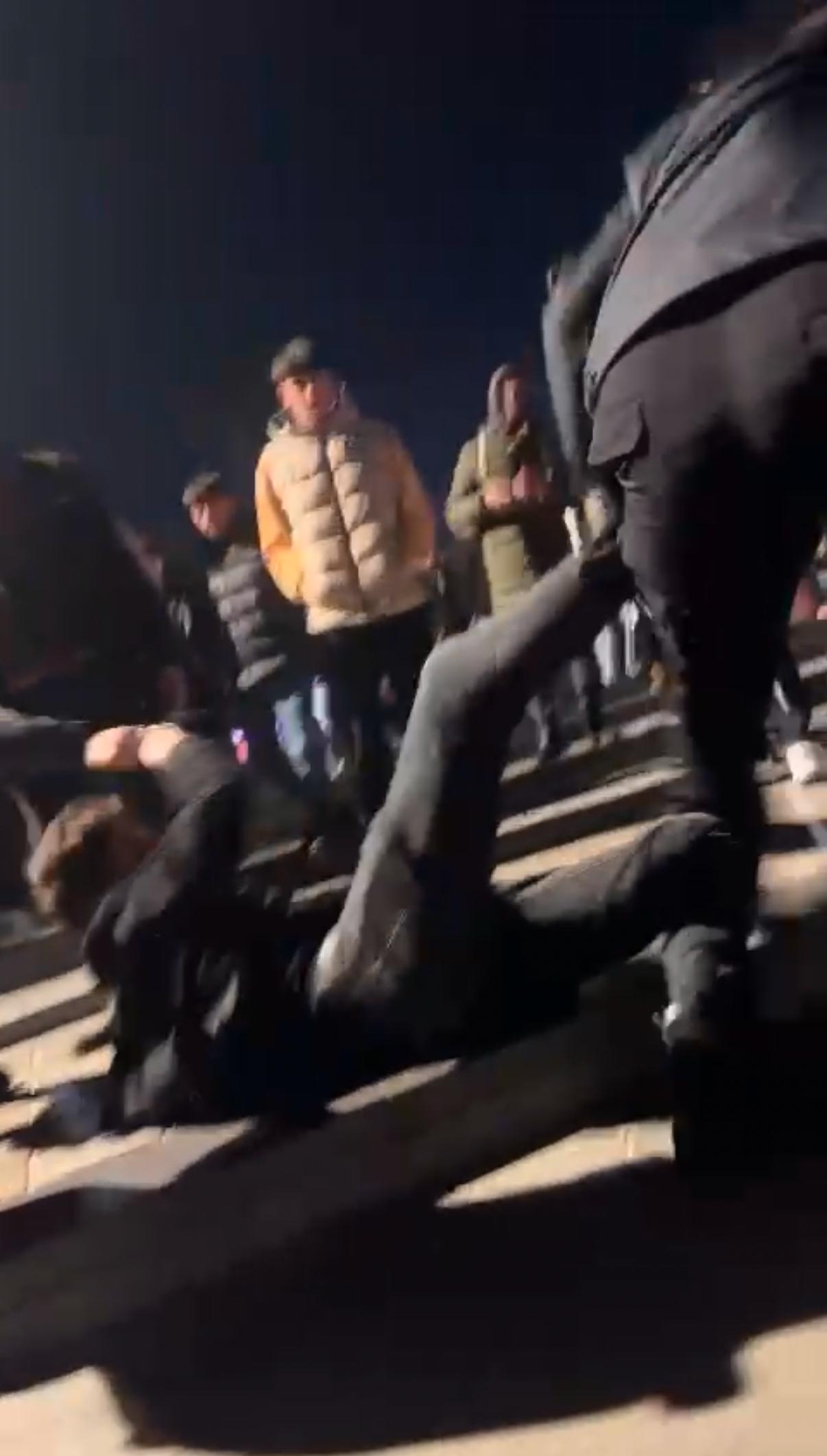 1732810521 114 Polise Mukavemet Eden Genc Serbest Birakildi istanbul-besiktasta-polise-direnen-sup-443472-130976.jpg